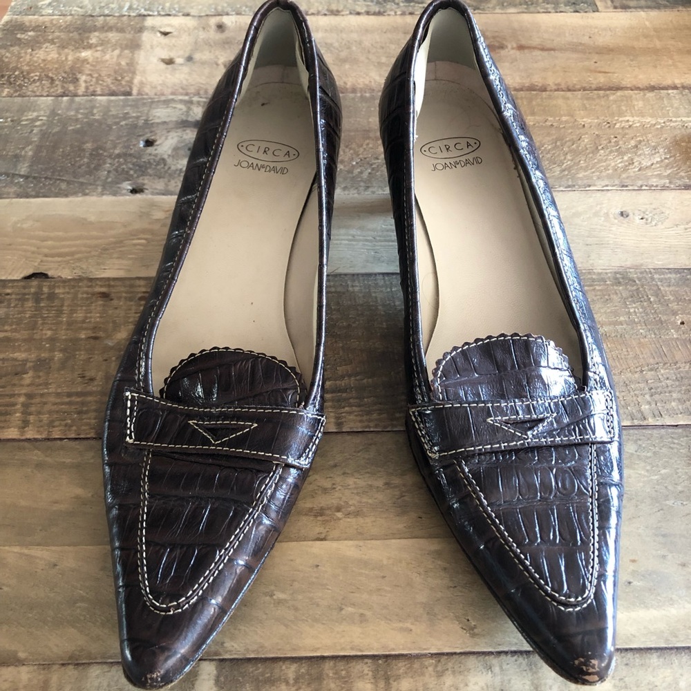 Faux crocodile pump shoe